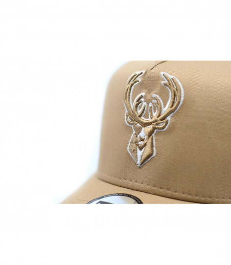 Bucks beige trucker